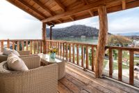 Balkon mit Blick auf den See im Lopota Lake Resort & Spa