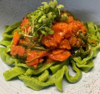 Bärlauch-Tagliatelle mit Tomatensugo von André Schirmag