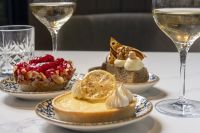 DoubleTree by Hilton Berlin Ku´damm - Zero Waste Dessert aus Nusskuchen, Himbeertörtchen, Zitronentartelette