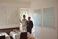 Hobbykünstlerin Sabine Kemp und Gastgeberin Marianne Roeloffs teilen Leidenschaft für Kunst