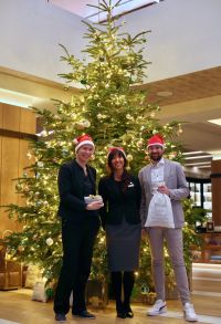DoubleTree by Hilton Berlin Ku´damm - das Hotelteam freut sich auf zahlreiche Wünsche am Friedensbaum