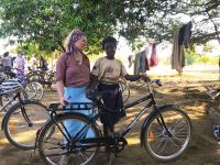 Landpartie-Geschäftsführerin Inge Hauer vor Ort in Sambia bei World Bicycle Relief